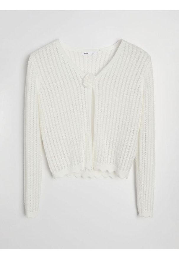 Sinsay - Bawełniany ażurowy sweter z kwiatkiem 3D - kremowy. Kolor: kremowy. Materiał: bawełna. Wzór: ażurowy, kwiaty