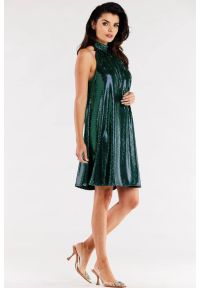Sukienki.shop - Sukienka trapezowa z dekoltem halter neck błyszcząca zielona. Okazja: na randkę, na ślub cywilny, na wesele, na imprezę. Typ kołnierza: dekolt halter. Kolor: zielony. Typ sukienki: trapezowe. Styl: wizytowy #1