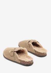 Born2be - Ciemnobeżowe Kapcie Chodaki na Korkowej Podeszwie z Paskiem i Klamrą Aponella. Okazja: do domu. Zapięcie: klamry. Kolor: beżowy. Materiał: jeans