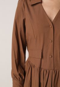 Born2be - Brązowa Bawełniano-Wiskozowa Sukienka Koszulowa z Imitacją Kieszeni Biriala. Okazja: na co dzień. Kolor: brązowy. Materiał: wiskoza, bawełna. Typ sukienki: koszulowe. Styl: casual, elegancki, klasyczny #7