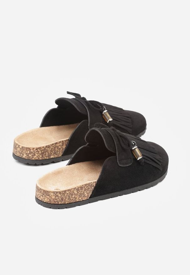 Renee - Czarne Boho Klapki Mule z Imitacji Zamszu z Frędzlami i Koralikami Elwedila. Okazja: na randkę, na co dzień, na plażę. Kolor: czarny. Materiał: zamsz. Styl: boho