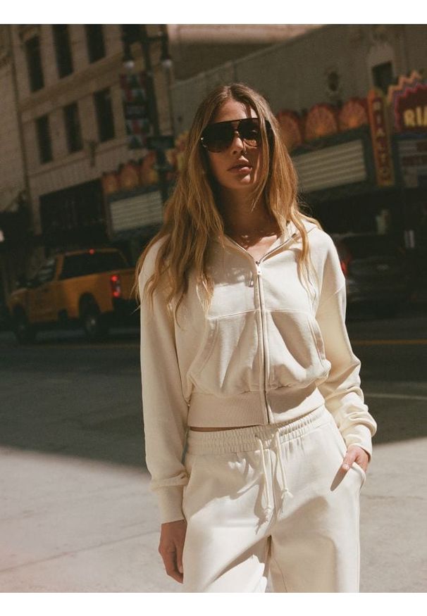 Reserved - Szerokie spodnie dresowe - jasnożółty. Kolor: żółty. Materiał: dresówka