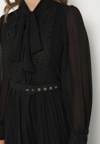 Born2be - Czarna Rozkloszowana Sukienka Maxi z Plisowanym Dołem i Paskiem Brofilla. Okazja: na co dzień. Kolor: czarny. Materiał: poliester, materiał, koronka. Wzór: aplikacja, koronka. Styl: casual, klasyczny. Długość: maxi #6