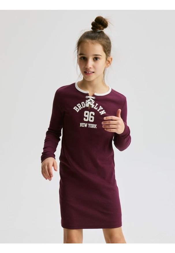 Reserved - Dzianinowa sukienka z nadrukiem - ciemnofioletowy. Kolor: fioletowy. Materiał: dzianina. Wzór: nadruk. Typ sukienki: proste