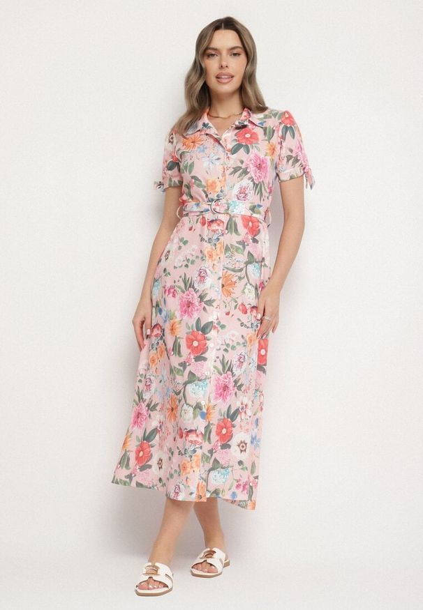 Born2be - Różowa Rozkloszowana Sukienka o Koszulowym Kroju z Paskiem w Kwiatowy Wzór Fevelorine. Okazja: na co dzień. Kolor: różowy. Wzór: kwiaty. Typ sukienki: koszulowe. Styl: casual