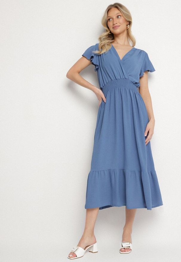 Born2be - Niebieska Sukienka o Rozkloszowanym Kroju z Kopertowym Dekoltem i Gumką w Talii Reiliana. Okazja: na imprezę, na co dzień. Typ kołnierza: dekolt kopertowy. Kolor: niebieski. Typ sukienki: kopertowe. Styl: casual, elegancki