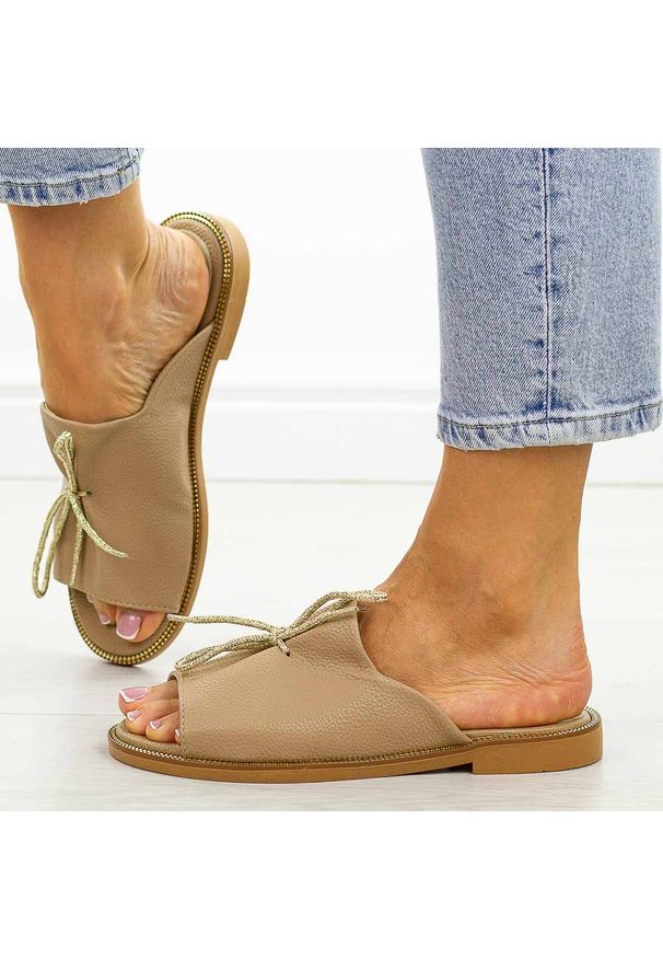 Taupe Polskie klapki damskie Suzana Sev. Okazja: na co dzień, na spacer. Materiał: skóra. Wzór: aplikacja. Sezon: lato, wiosna. Styl: casual, klasyczny, elegancki, wakacyjny