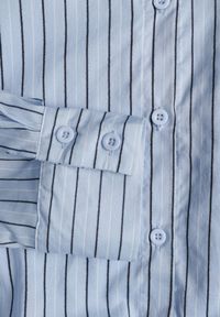 Born2be - Niebieska Bawełniana Koszula Oversize w Pionowe Paski z Gumką Kycer. Okazja: na co dzień, na spotkanie biznesowe. Typ kołnierza: kołnierzyk klasyczny. Kolor: niebieski. Materiał: bawełna. Wzór: paski. Styl: casual, biznesowy, elegancki, klasyczny #4