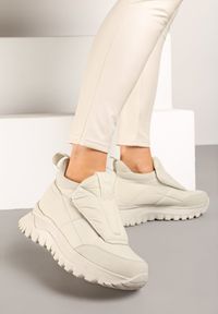 Born2be - Jasnobeżowe Sneakersy na Grubej Podeszwie z Pikowaną Cholewką i Napisem Resisha. Okazja: na co dzień. Kolor: beżowy. Materiał: jeans. Szerokość cholewki: normalna. Wzór: napisy. Styl: casual, sportowy #2