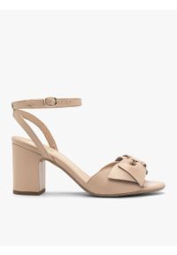 Ryłko - Beżowe sandały damskie z odpinaną kokardą. Zapięcie: sprzączka. Kolor: beżowy. Materiał: skóra. Obcas: na obcasie. Styl: street. Wysokość obcasa: średni #1