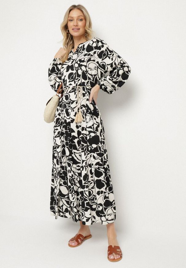 Born2be - Czarna Sukienka z Wiskozy o Pudełkowym Kroju w Kwiatowy Wzór Ridiana. Okazja: na co dzień. Typ kołnierza: dekolt w kształcie V. Kolor: czarny. Materiał: wiskoza. Wzór: kwiaty. Styl: casual