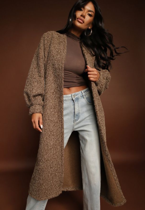 Renee - Brązowy Kardigan Niezapinany o Długim Kroju Ozdobiony Szerokimi Rękawami Tifilina. Okazja: na co dzień, do pracy, na spotkanie biznesowe. Kolor: brązowy. Materiał: dzianina, jeans. Długość: długie. Wzór: aplikacja. Styl: boho, casual, biznesowy, elegancki