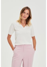 MOODO - Sweter z krótkimi rękawami i dekoltem w serek biały. Typ kołnierza: dekolt w serek. Kolor: biały. Materiał: poliester, wiskoza, poliamid. Długość rękawa: krótki rękaw. Długość: krótkie #1