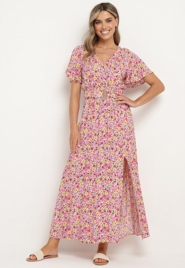 Born2be - Różowa Wiskozowa Sukienka z Kopertowym Dekoltem i Gumką w Pasie z Paskiem i Rozcięciem Vikama. Okazja: na spacer, na imprezę. Typ kołnierza: dekolt kopertowy. Kolor: różowy. Materiał: wiskoza. Typ sukienki: kopertowe. Styl: elegancki