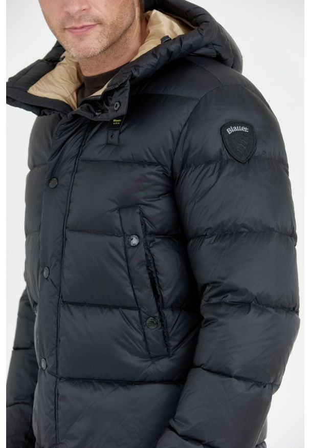 Blauer USA - BLAUER Czarna puchowa kurtka męska Tracy z kapturem. Typ kołnierza: kaptur. Kolor: czarny. Materiał: puch