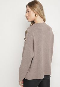 Born2be - Beżowy Sweter Ozdobiony Metalicznymi Guzikami Amentia. Typ kołnierza: golf. Kolor: beżowy. Materiał: jeans. Wzór: aplikacja. Styl: klasyczny #6