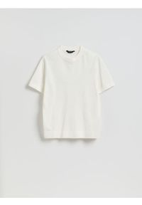 Reserved - Sweter z krótkim rękawem - złamana biel. Materiał: dzianina, bawełna. Długość rękawa: krótki rękaw. Długość: krótkie