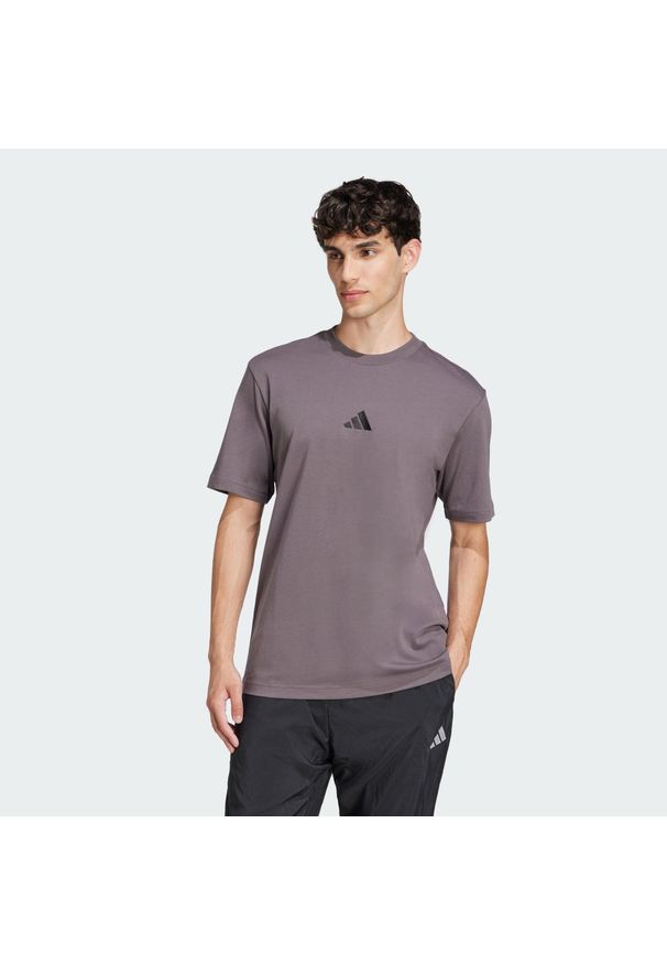 Adidas - Koszulka Essentials Small Logo Single Jersey. Kolor: fioletowy, czarny, wielokolorowy. Materiał: jersey. Sport: fitness