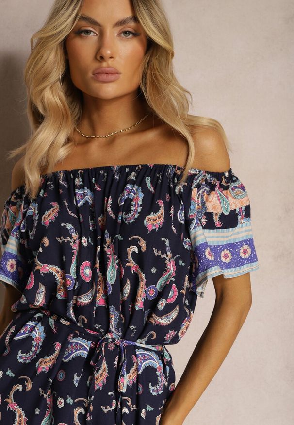 Renee - Granatowa Pudełkowa Sukienka z Bawełny we Wzór Paisley z Hiszpańskim Dekoltem Veranica. Kolor: niebieski. Materiał: bawełna. Wzór: paisley. Sezon: lato