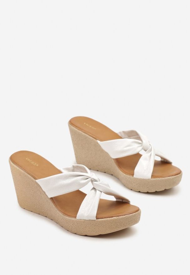 Renee - Białe Klapki Vices na Koturnie z Ozdobną Cholewką Idesena. Okazja: na co dzień. Kolor: biały. Wzór: aplikacja. Sezon: lato. Obcas: na koturnie. Styl: elegancki, casual