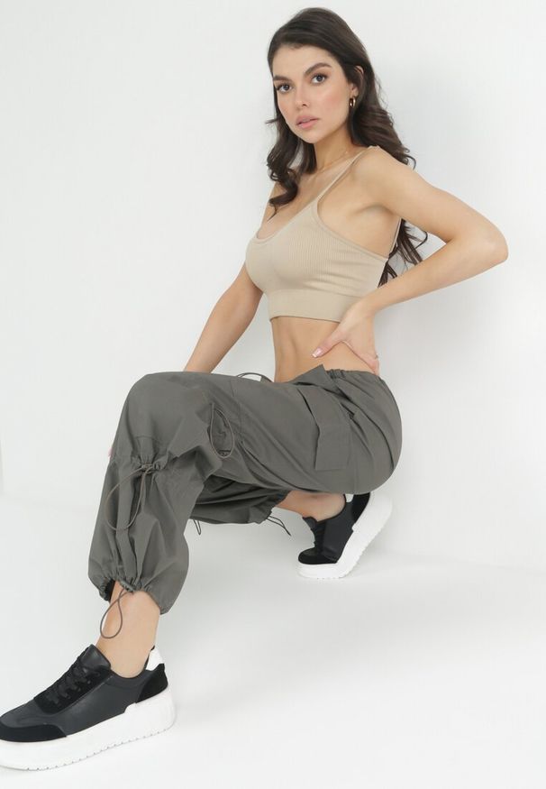 Born2be - Ciemnozielone Spodnie Spadochronowe ze Stoperami w Talii i na Nogawkach Titalia. Kolor: zielony