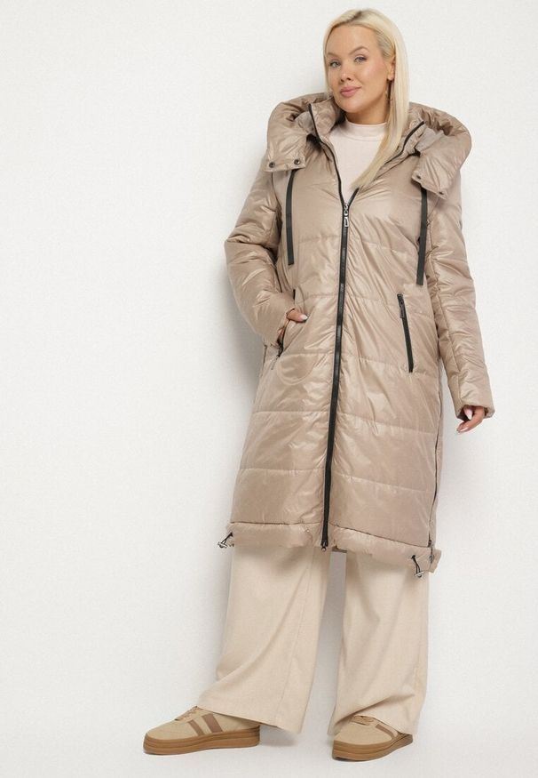 Born2be - Beżowa Przejściowa Kurtka Pikowana z Kapturem i Suwakami po Bokach Fesunela. Okazja: na co dzień. Typ kołnierza: kaptur. Kolekcja: plus size. Kolor: beżowy. Materiał: jeans. Sezon: jesień. Styl: klasyczny, casual