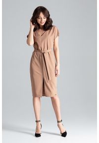 Lenitif - Elegancka sukienka z kimonowym rękawem i paskiem brązowy. Okazja: na co dzień, do pracy. Kolor: brązowy. Długość rękawa: krótki rękaw. Typ sukienki: proste. Styl: elegancki #4