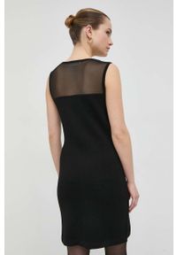 Guess sukienka kolor czarny mini dopasowana. Typ kołnierza: dekolt w karo. Kolor: czarny. Materiał: dzianina. Wzór: gładki. Typ sukienki: dopasowane. Długość: mini #3