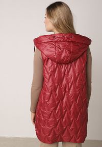 Born2be - Czerwona Pikowana Kamizelka o Długim Kroju z Nieodpinanym Kapturem w Romby Dephice. Okazja: na co dzień. Typ kołnierza: kaptur. Kolor: czerwony. Materiał: jeans, materiał. Długość: długie. Styl: casual, elegancki #2