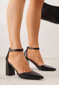 Renee - Czarne Czółenka na Słupku w Klasycznym Stylu ze Szpiczastym Noskiem Zelelle. Nosek buta: szpiczasty. Kolor: czarny. Wzór: gładki. Obcas: na słupku. Styl: klasyczny #1