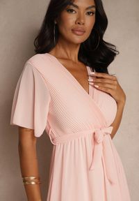 Renee - Jasnoróżowa Sukienka Maxi bez Rękawów z Gumką w Talii z Plisowanej Tkaniny Pesstia. Kolor: różowy. Materiał: tkanina. Długość rękawa: bez rękawów. Typ sukienki: rozkloszowane. Długość: maxi #4