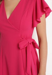 Born2be - Fuksjowa Rozkloszowana Sukienka Kopertowa z Wiązaniem w Talii Dannila. Kolor: różowy. Wzór: aplikacja. Typ sukienki: kopertowe #7