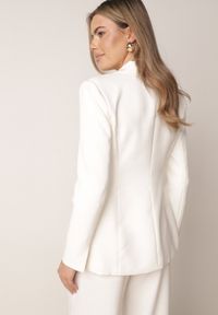 Born2be - Biała Taliowana Marynarka VICES z Usztywnianymi Ramionami Vivilise. Okazja: do pracy, na co dzień, na spotkanie biznesowe. Typ kołnierza: golf. Kolor: biały. Materiał: jeans, poliester. Wzór: gładki. Styl: elegancki, biznesowy, casual #5