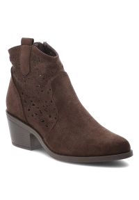 Botki damskie S.Barski, cholewka materiałowa ażurowa niski obcas lekka forma, brązowe, HY61-8009. Okazja: na co dzień. Kolor: brązowy. Materiał: materiał. Szerokość cholewki: normalna. Wzór: ażurowy. Obcas: na obcasie. Styl: casual, elegancki, klasyczny. Wysokość obcasa: niski #1