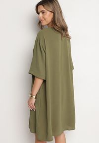 Born2be - Ciemnozielona Sukienka Pudełkowa z Guzikami i Ozdobnymi Haftami Jenivanea. Okazja: na co dzień. Typ kołnierza: dekolt w serek. Kolor: zielony. Materiał: skóra. Długość rękawa: długi rękaw. Wzór: haft. Styl: elegancki, casual #4