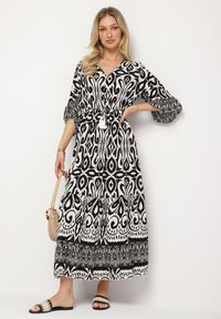 Born2be - Czarna Sukienka Bawełniana w Ornamentalny Wzór z Gumką w Talii Orrielle. Okazja: na co dzień. Typ kołnierza: dekolt w serek. Kolor: czarny. Materiał: bawełna. Typ sukienki: sportowe. Styl: casual, sportowy #5