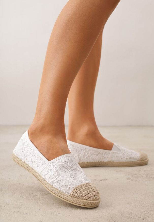 Renee - Białe Espadryle z Koronkową Cholewką i Podeszwą z Plecionki Marilex. Okazja: na co dzień. Kolor: biały. Materiał: koronka. Szerokość cholewki: normalna. Wzór: koronka. Sezon: wiosna. Styl: casual, boho