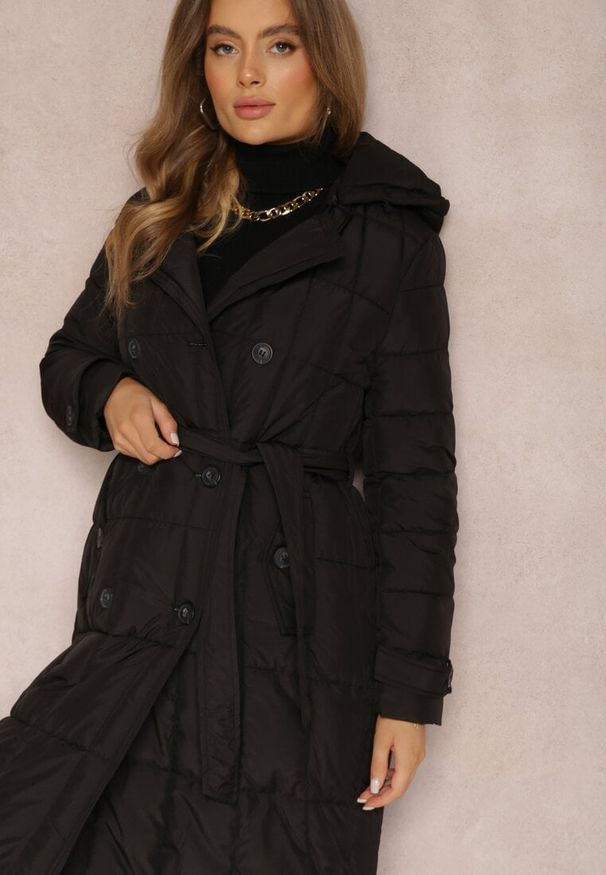 Renee - Czarna Kurtka Pikowana z Paskiem Yeclu. Kolor: czarny. Materiał: materiał. Długość rękawa: długi rękaw. Długość: długie. Sezon: zima