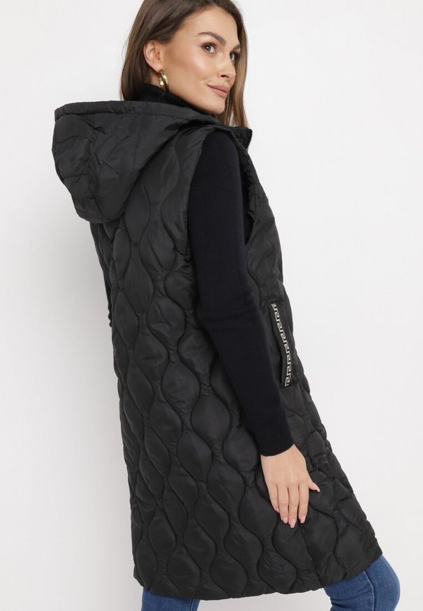 Born2be - Czarna Pikowana Kamizelka z Kapturem Nomppe. Typ kołnierza: kaptur. Kolor: czarny