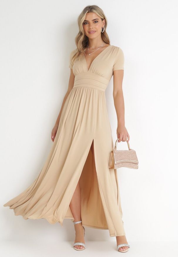 Born2be - Beżowa Rozkloszowana Sukienka Maxi z Głębokim Dekoltem z Rozcięciem Wyla. Kolor: beżowy. Długość rękawa: krótki rękaw. Sezon: wiosna, lato. Długość: maxi