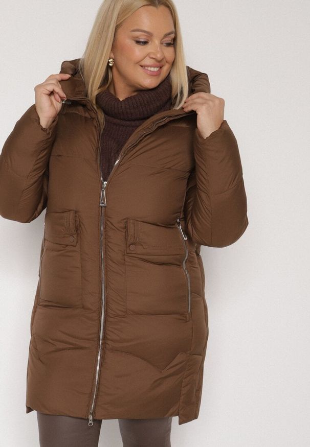 Born2be - Brązowa Długa Pikowana Kurtka z Nieodpinanym Kapturem Mevessia. Okazja: na co dzień. Kolor: brązowy. Materiał: jeans. Długość: długie. Styl: klasyczny, casual, elegancki