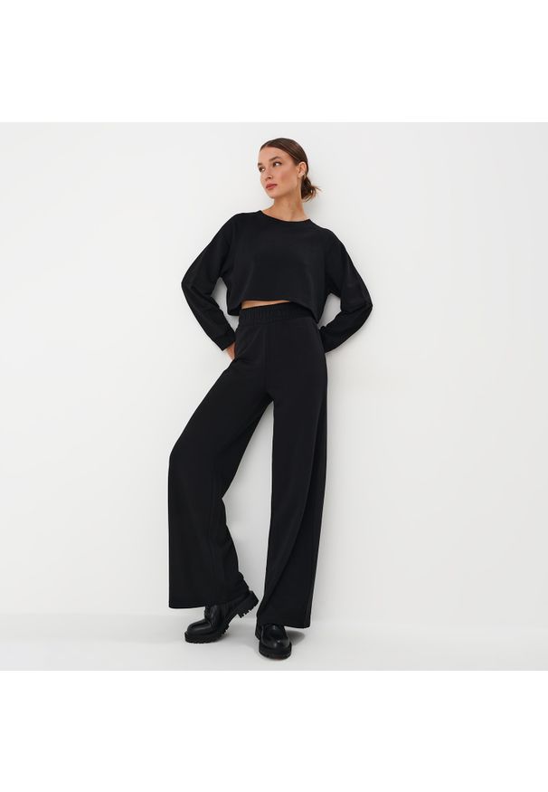 Mohito - Spodnie dresowe z szerokimi nogawkami - Czarny. Kolor: czarny. Materiał: dresówka