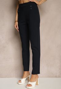 Renee - Granatowe Spodnie z Wiskozą High Waist z Ozdobnymi Guzikami Redillia. Okazja: na co dzień, na spotkanie biznesowe. Stan: podwyższony. Kolor: niebieski. Materiał: wiskoza. Styl: biznesowy, klasyczny, elegancki, casual
