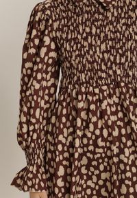 Renee - Brązowa Sukienka Isonoe. Kolor: brązowy. Wzór: nadruk. Długość: mini #5