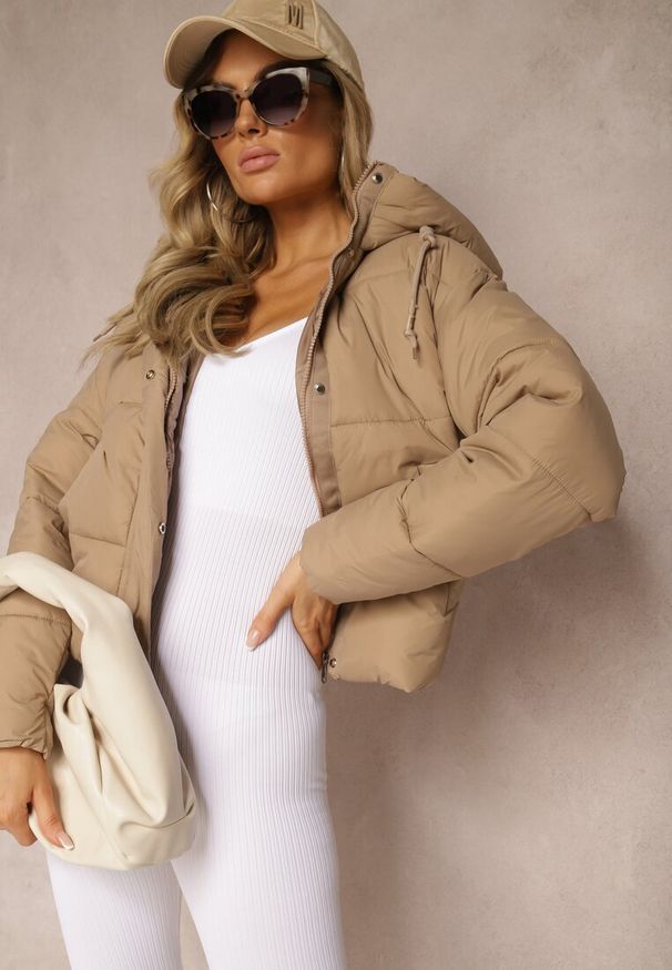 Renee - Ciemnobeżowa Kurtka Pikowana Puffer z Kapturem Mivvia. Typ kołnierza: kaptur. Kolor: beżowy. Sezon: zima