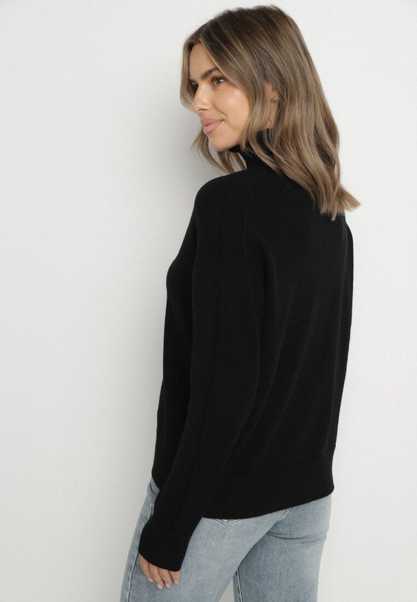 Born2be - Czarny Golf z Domieszką Kaszmiru Ozdobiony Przeszyciami Avonella. Okazja: na co dzień. Typ kołnierza: golf. Kolor: czarny. Materiał: kaszmir. Wzór: aplikacja. Styl: klasyczny, casual