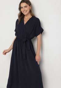 Born2be - Granatowa Sukienka z Bawełną i Ozdobnym Paskiem Lunistra. Okazja: na co dzień. Kolor: niebieski. Materiał: bawełna. Wzór: aplikacja. Styl: klasyczny, casual, elegancki #4