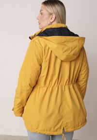 Born2be - Żółto-Granatowa Przejściowa Kurtka Dwustronna Parka z Pikowaniem i Kapturem Tidare. Okazja: na co dzień, na spacer. Kolekcja: plus size. Kolor: żółty. Materiał: jeans, poliester. Styl: casual, sportowy #2