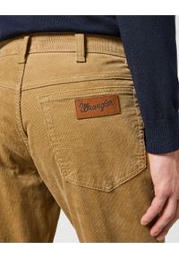 Wrangler - WRANGLER MĘSKIE SPODNIE MATERIAŁOWE TEXAS SLIM TIGERS EYE 112358039. Materiał: materiał