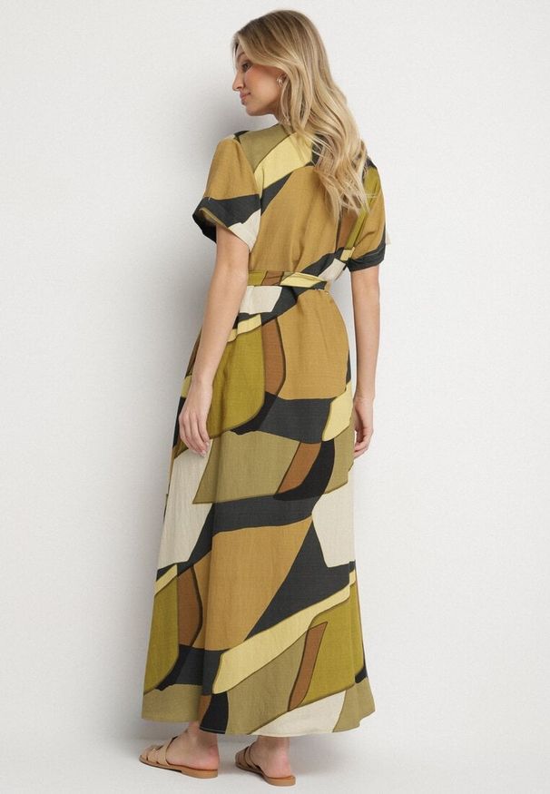 Born2be - Zielona Sukienka Rozkloszowana z Wiskozy w Geometryczny Wzór z Paskiem Ranislla. Okazja: na co dzień. Typ kołnierza: dekolt w serek. Kolor: zielony. Materiał: wiskoza. Długość rękawa: krótki rękaw. Wzór: geometria. Styl: casual, elegancki